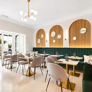 Hotel Adora ***
